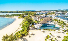  Radisson Blu Azuri Resort & Spa  Roches Noire